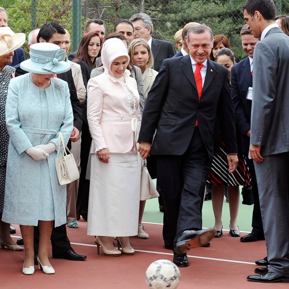 FILE - In this Friday, May 16, 2008, file photo Britain&#039;s Queen Elizabeth II, left, with Turkish Prime Minister Tayyip Erdogan, 2nd right, and his wife Emine Erdogan, second left, and Turkish soc ...