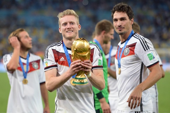 Andre Sch�rrle,SCH�RRLE (GER) mit Pokal,hinter ihm Mario G�TZE;G�TZE (GER,li) und Mats HUMMELS (GER,re). Siegerehrung,Trophy,Cup,Jubel,Freude,Begeisterung,Aktion, Deutschland (GER) - Argentinien (ARG) ...