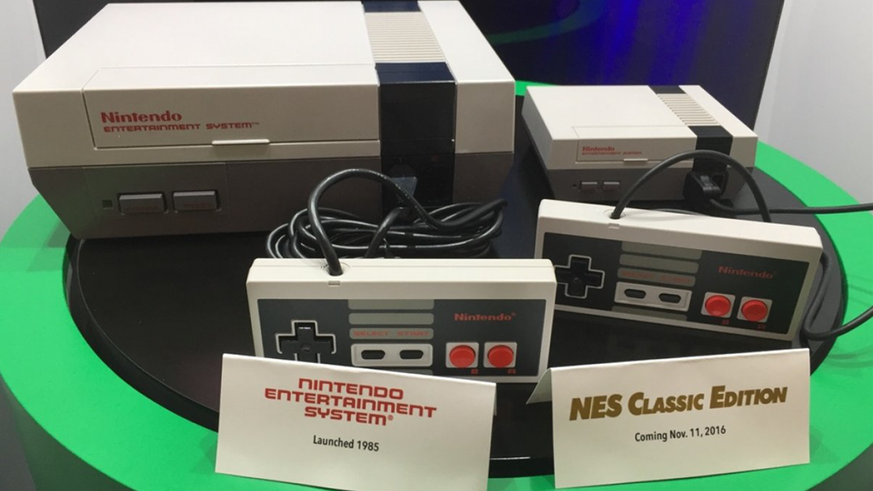 Das Nintendo Entertainment System von 1985 und das neue NES Mini (rechts).