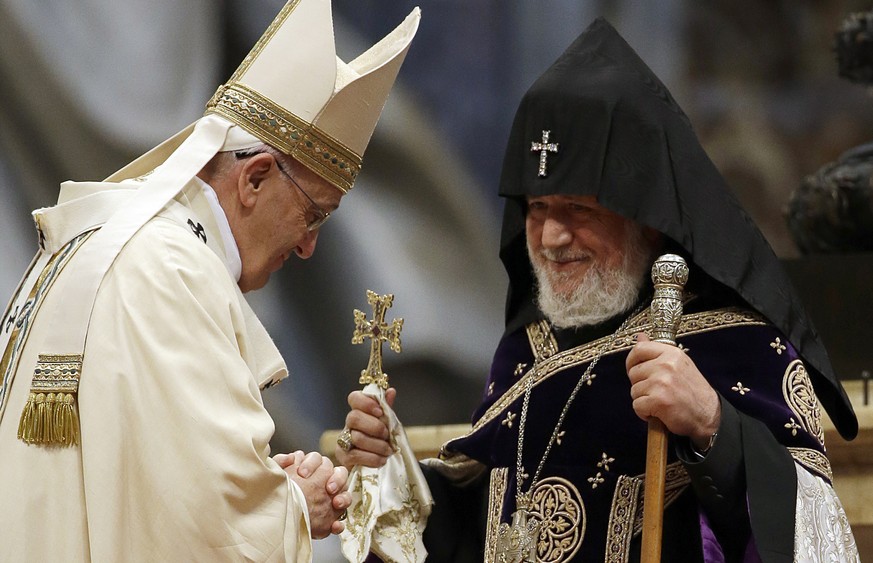 Papst Franziskus (l.) mit dem Patriarchen der Armenisch-Orthodoxen Kirche, Karekin II., bei der Gedenkmesse im Petersdom.&nbsp;
