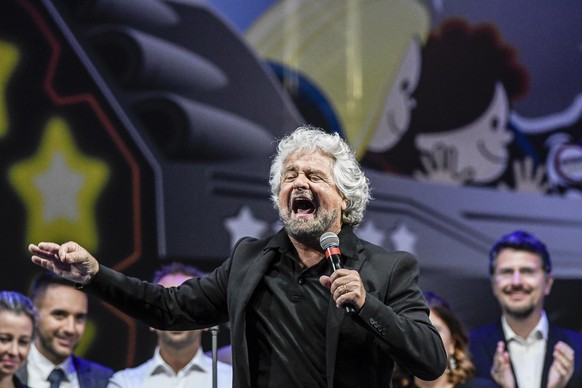 epa06222677 Beppe Grillo speaks during the &#039;Italia 5 Stelle&#039; (Italy 5 Stars) event in Rimini, Italy, 23 September 2017. Luigi Di Maio became the new leader of Five Stars Movement and newly e ...