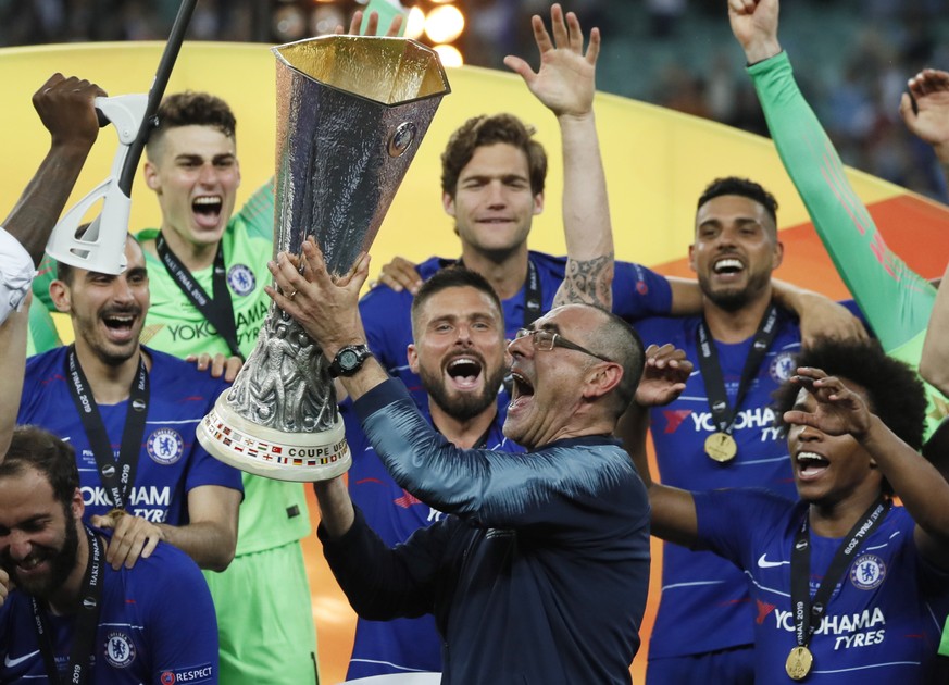 epa07611360 Chelsea&#039;s manager Maurizio Sarri lifts the trophy after winning the UEFA Europa League final between Chelsea FC and Arsenal FC at the Olympic Stadium in Baku, Azerbaijan, 30 May 2019. ...