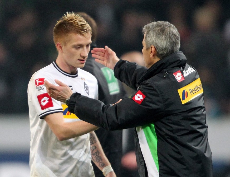 epa03069724 Marco Reus (L) and coach Lucien Favre of Borussia Moenchengladbach during the German Bundesliga match against FC Bayern Munich in Moenchengladbach, Germany, 20 January 2012...(ATTENTION: E ...