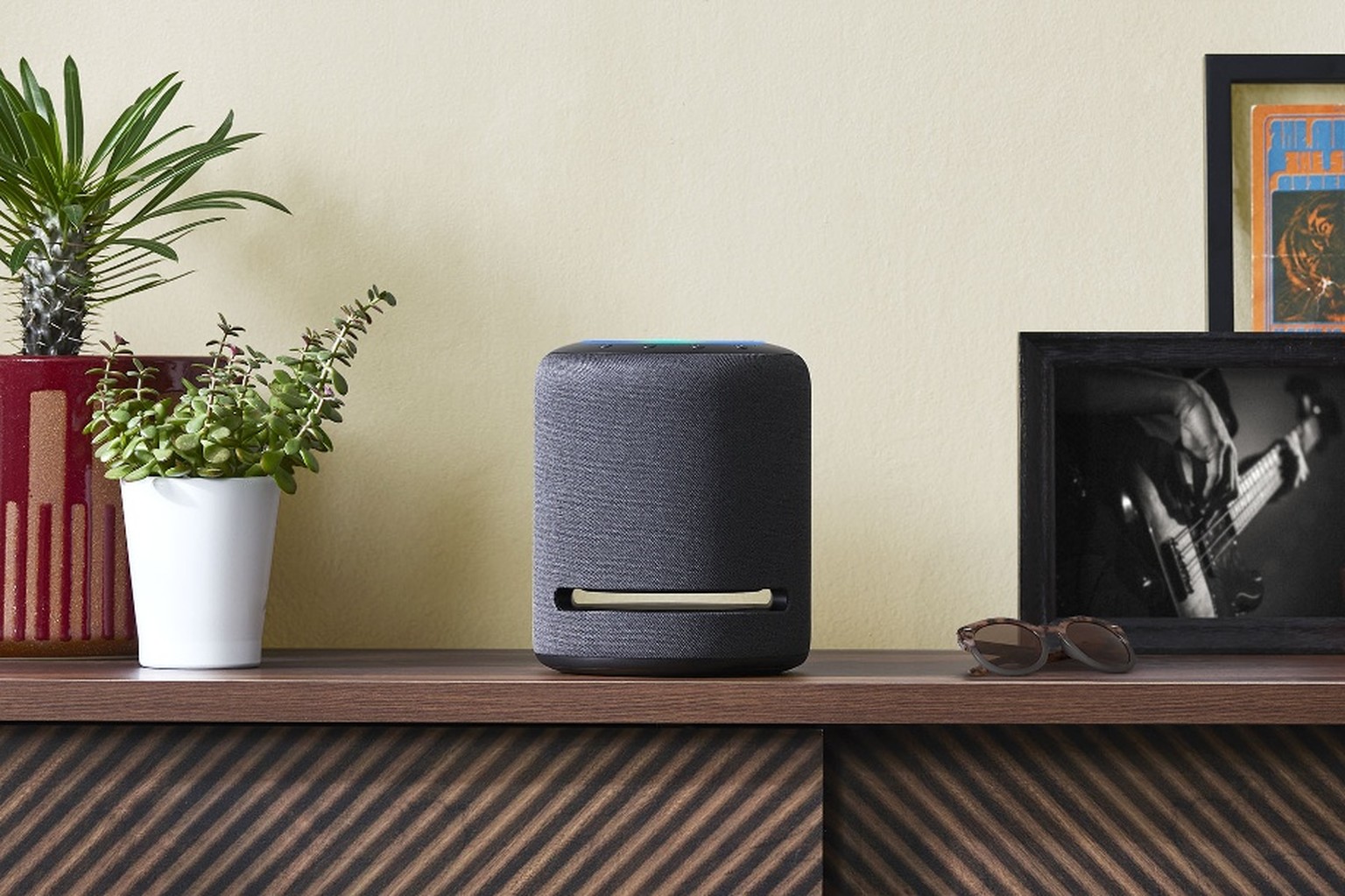 Ein Amazon Echo Studio steht auf einer Wohnzimmeranrichte.