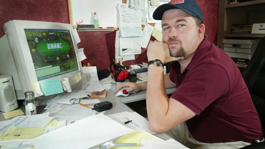** TO GO WITH STORY SLUGGED DEAD MONEY ** Chris Moneymaker gets in a quick hand of poker online in his office at The Boundry restaurant in Nashville, Tenn., June 25, 2003. Moneymaker won $2.5 million  ...