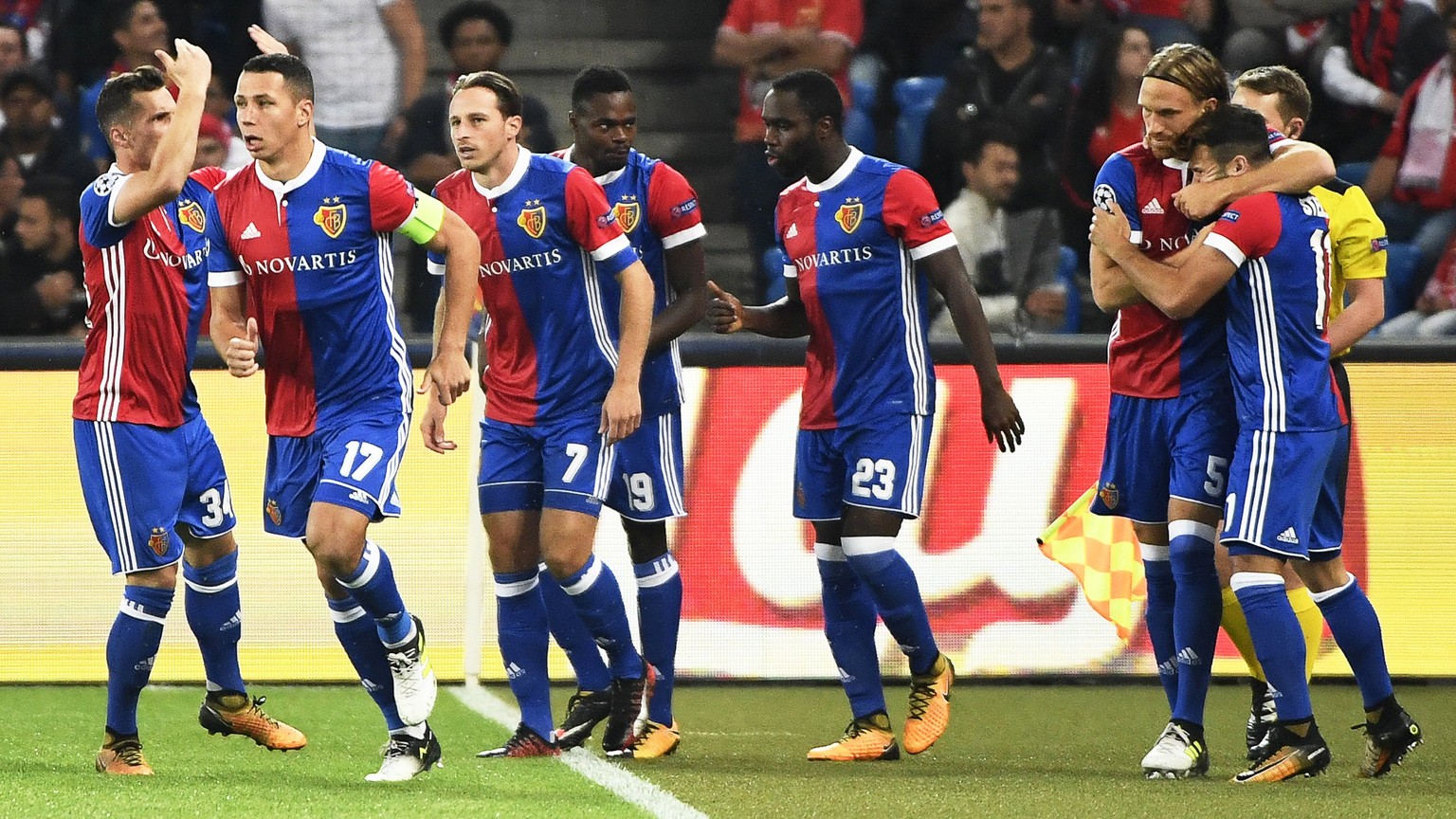 epa06230845 Basel&#039;s Michael Lang (2-R) celebrates with his teammates after scoring the 1-0 lead during the UEFA Champions League group A soccer match between FC Basel 1893 and Benfica Lisbon in t ...