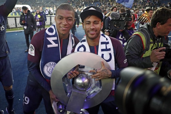 epa06732164 Paris Saint Germain&#039;s Kylian Mbappe (L) and Neymar Jr (R) celebrate with their trophy after a ceremony for the winner of the french championship after the French Ligue 1 soccer match  ...