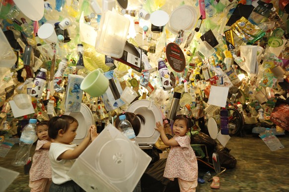 epa07014101 Thai girls visit the &#039;Go Zero Waste - A Life Without Waste&#039; exhibition at the Thai Health Promotion Foundation office in Bangkok, Thailand, 12 September 2018. The exhibition, cre ...