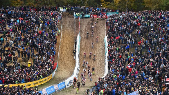 25.10.2015; Zonhoven; Radquer - SP Zonhoven 2015;
Feature Illustration Fans Zuschauer Publikum 
(Tim De Waele/freshfocus)