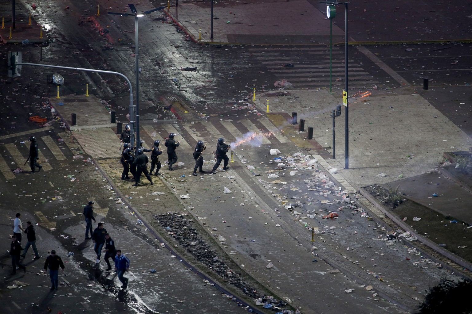 Bilder der Zerstörung – Polizei schiesst mit Gummischrott auf Randale.