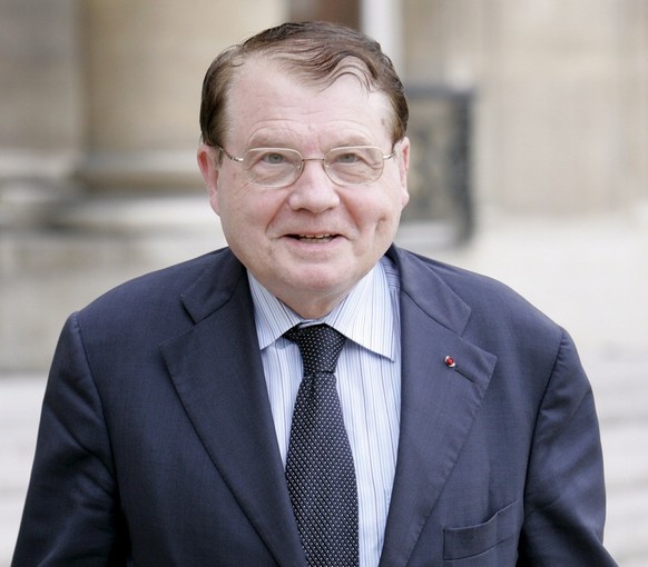 epa01513894 Nobel Prize winner in Medicine French virologist Luc Montagnier leaves the Elysee Palace after a meeting with French President Nicolas Sarkozy, Paris, France, 08 October 2008. Dr. Luc Mont ...