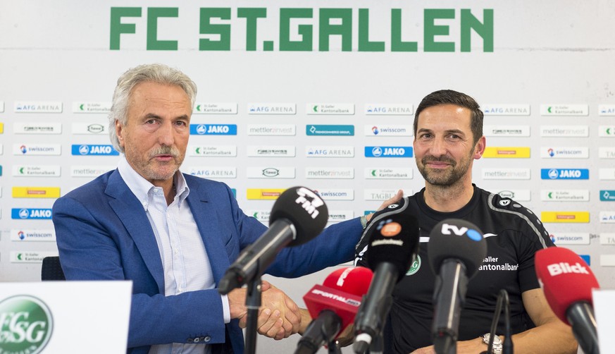 Präsident Früh begrüsst den neuen Trainer Zinnbauer in St.Gallen.