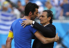 Gianluigi Buffon und Cesare Prandelli trösten sich gegenseitig.