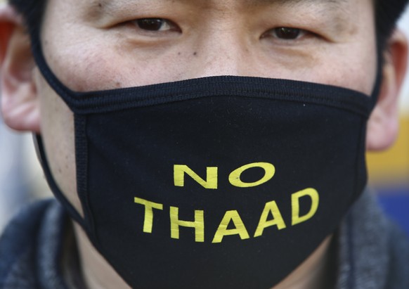 epa05819845 A South Korean protester wearing a &#039;No Thaad&#039; face mask attends a rally against the South Korean and the USA Government&#039;s defense policy in front of the Ministry of National ...