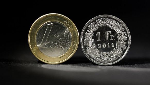 ARCHIVBILD - EURO UEBERSCHREITET ZUM ERSTEN MAL SEIT JANUAR 2015 DIE MARKE VON 1,15 FRANKEN - A coin of 1 Euro (left) and a coin of 1 Swiss Franc (right), pictured on July 21, 2011.(KEYSTONE/Martin Ru ...