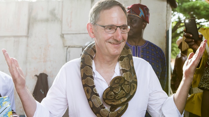 Mario Fehr, Regierungsrat des Kantons Zürich, mit einer Python Schlange in Ouidah am Donnerstag, 13. Juli 2017, anlaesslich des offiziellen Auslandbesuchs von Bundespraesidentin Doris Leuthard in Ghan ...