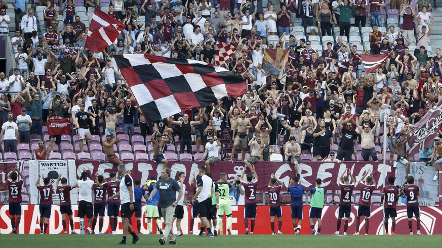 Servette&#039;s players cheers their supporters after beating Luzern, during the Super League soccer match of Swiss Championship between Servette FC and FC Luzern, at the Stade de Geneve stadium, in G ...