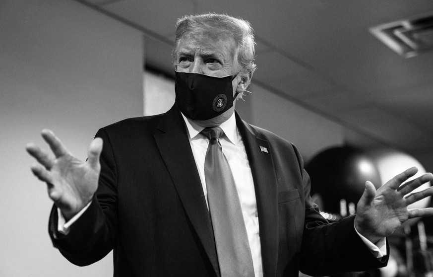 Trump zeigt sich mit Maske.