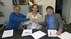 Cédric Brunner unterschreibt im Büro von FCZ-Präsident Ancillo Canepa (rechts) den Vertrag.