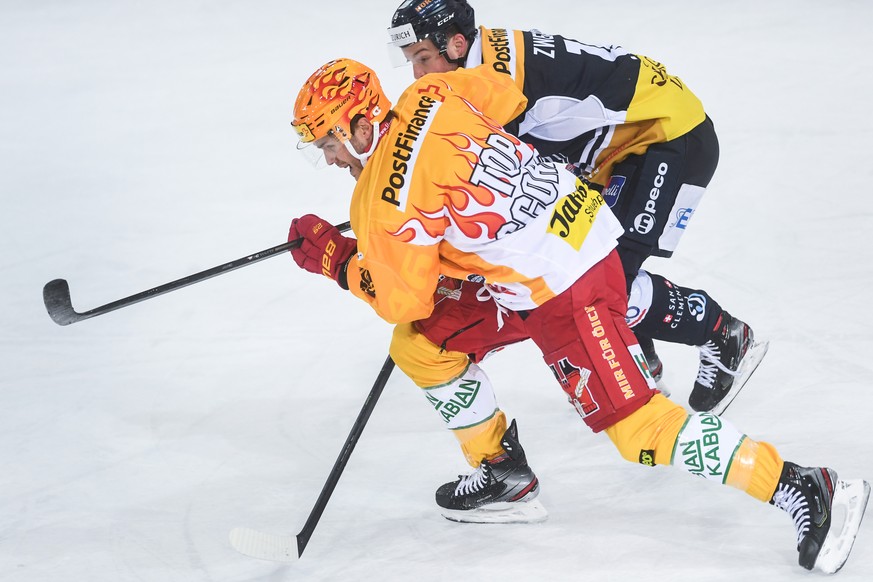 Tiger&#039;s Postfinance Top Scorer Ben Maxwell and Ambri&#039;s player Dominic Zwerger, right, during the match of National League A (NLA) Swiss Championship 2020/21 between HC Ambri Piotta and SCL T ...