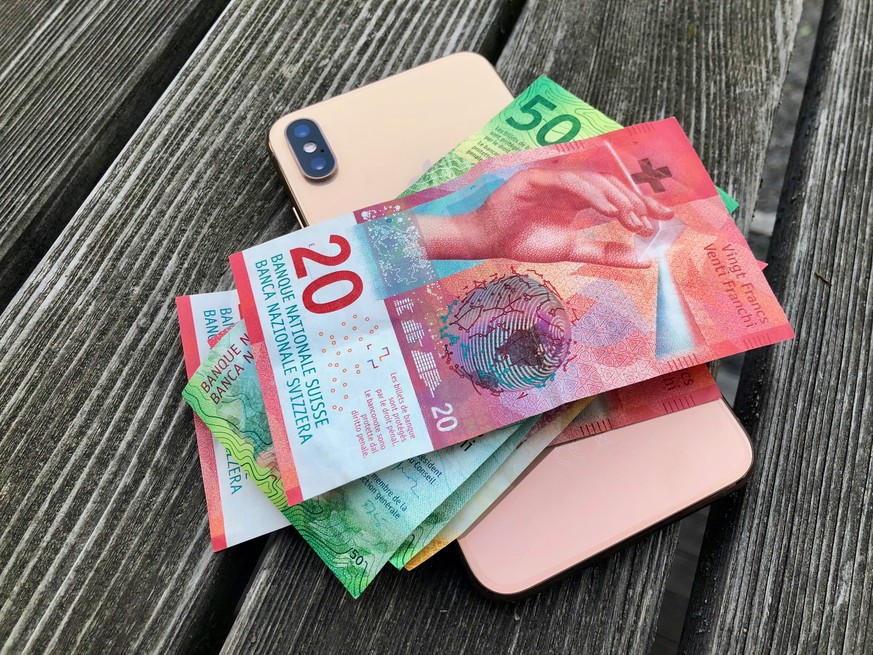 iPhone XS Max mit Schweizer Franken Banknoten