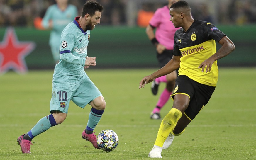 Barcelona&#039;s Lionel Messi challenges for the ball with Dortmund&#039;s Manuel Akanji during the Champions League Group F soccer match between Borussia Dortmund and FC Barcelona in Dortmund, German ...