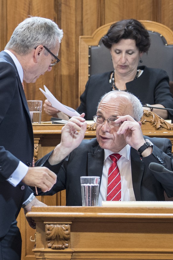 Bundesrat Ueli Maurer, rechts, und Staenderat Ruedi Noser, FDP-ZH, unterhalten sich zur Steuervorlage 17, an der Sommersession der Eidgenoessischen Raete, am Donnerstag, 7. Juni 2018, in Bern. (KEYSTO ...