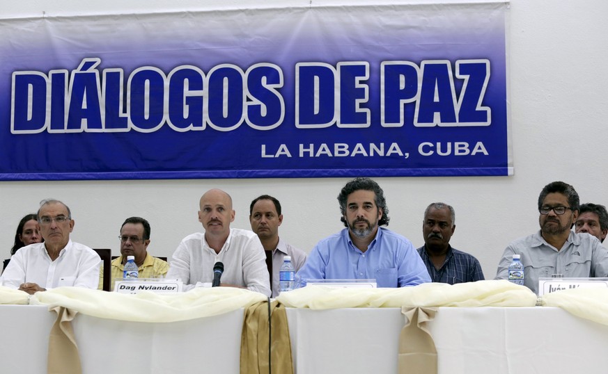 Die Mediatoren Dag Nylander (Norwegen, zweiter von links) und Rodolfo Benitez (Kuba, zweiter von rechts) führen die Friedensgespräche zwischen&nbsp;Kolumbiens Chef-Diplomat Humberto de la Calle (links ...