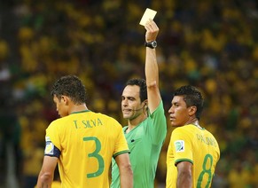 Thiago Silvas dumme Gelbe Karte dürfte ihn das Halbfinale kosten.