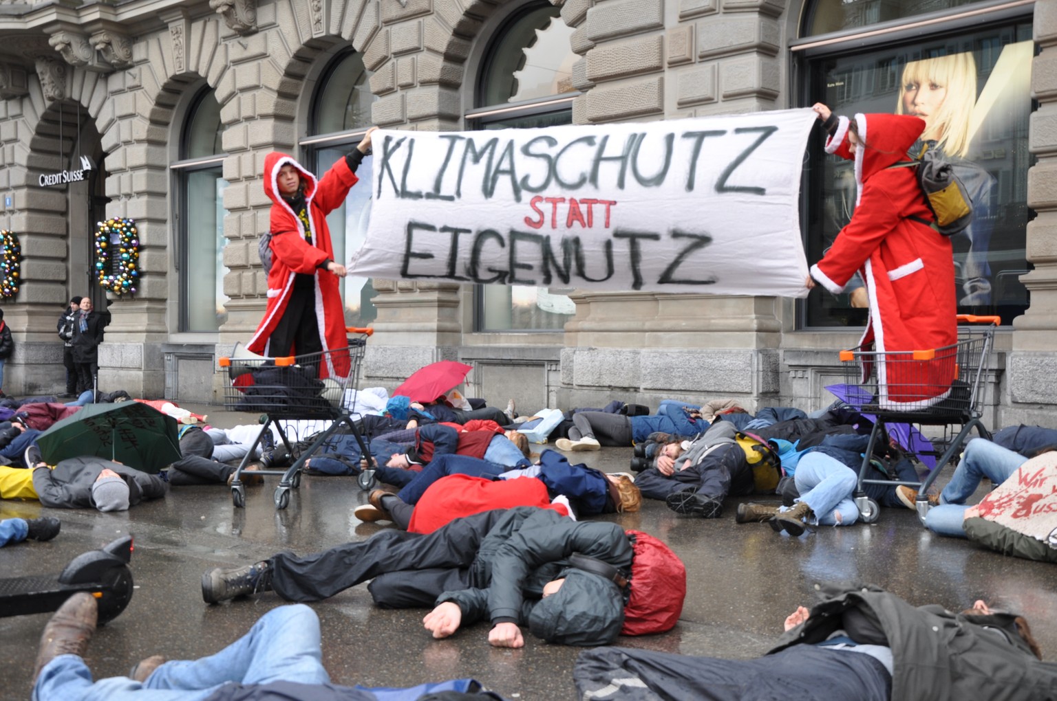 100 Klimaaktivisten stellten sich auf dem Zürcher Paradeplatz tot.