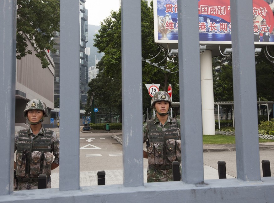 Soldaten bewachen die Kaserne der chinesischen Armee in Hongkong.