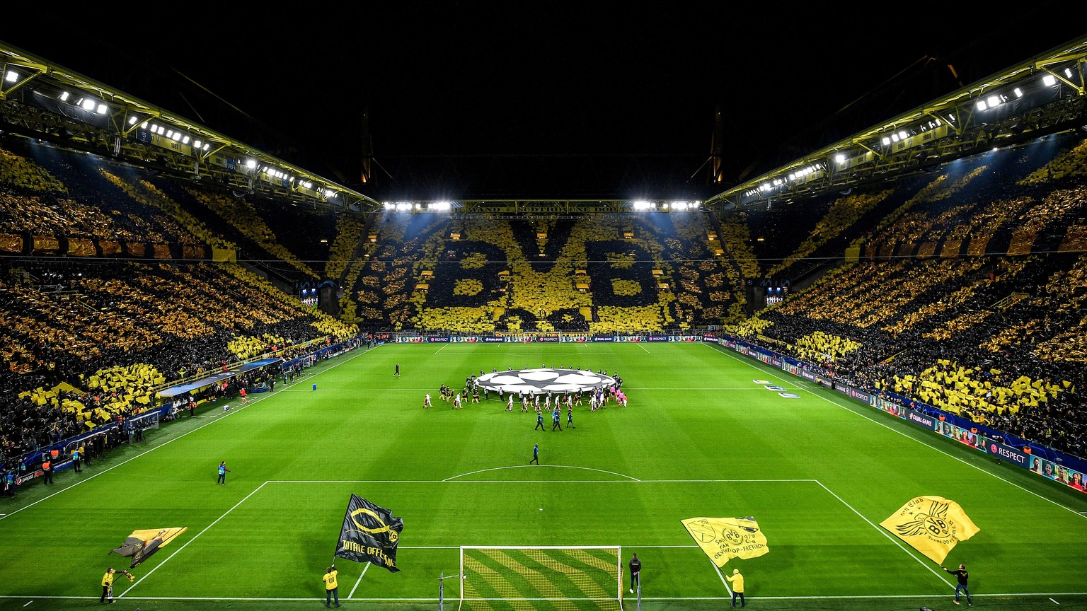 epa08226472 Dortmund supporters show their choreography prior to the UEFA Champions League round of 16 first leg soccer match between Borussia Dortmund and Paris Saint-Germain in Dortmund, Germany, 18 ...