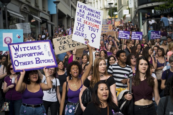 Des femmes manifestent pendant le grand cortege lors de la Greve nationale des femmes ce vendredi 14 juin 2019 a Lausanne. (KEYSTONE/Jean-Christophe Bott)