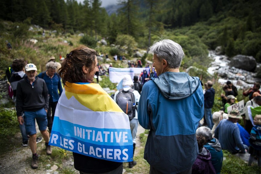 Des personnes manifestent lors d&#039;un &quot;hommage a nos glaciers&quot;, une commemoration pour les glaciers disparus au pied du glacier du Trient organise par l?Alliance Climatique et de nombreus ...