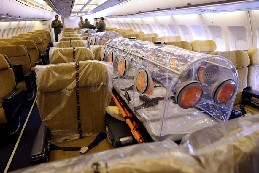 Spezielle Sicherheitsvorkehrungen: Der Ebola-Patient wird mit einer Bahre in einem luftdichten Plastik-Kokon im Mittelgang des Fliegers befördert.&nbsp;