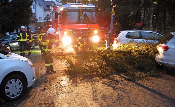 Räumungsarbeiten der Feuerwehr in Küssnacht im Kanton Schwyz.&nbsp;