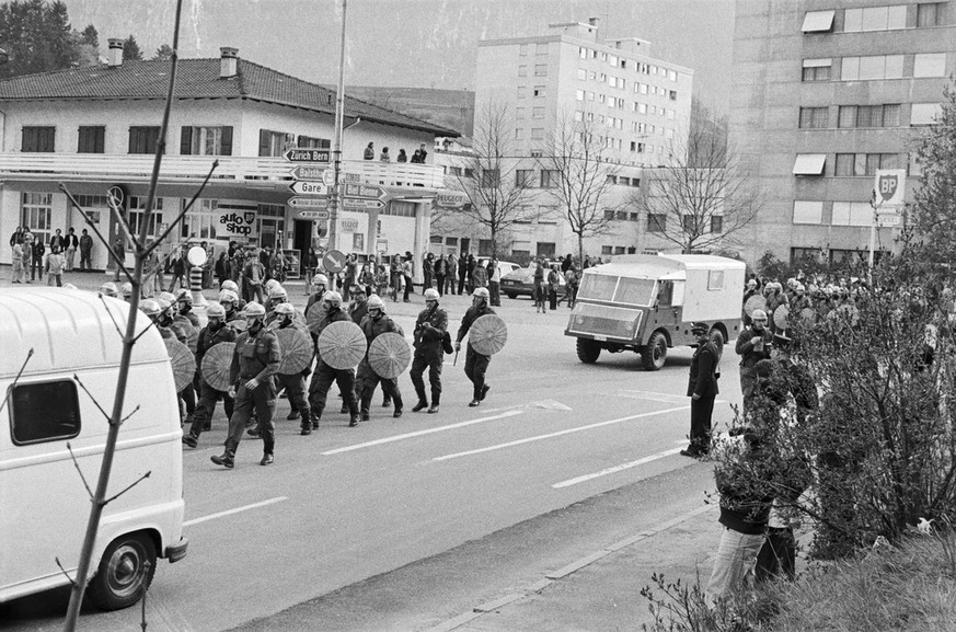Grenadiere der bernischen Kantonspolizei gehen am 7. Juni 1977 mit Traenengas gegen jurassische Separatisten in Moutier vor. (KEYSTONE/Str)