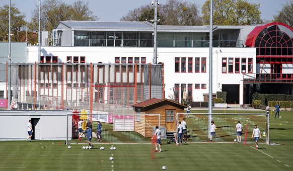 epa08345504 Players of Bayern Munich in action during a training session at the Club&#039;s ground in Munich, Bavaria, Germany, 06 April 2020. Bayern Munich players return to training for the first ti ...