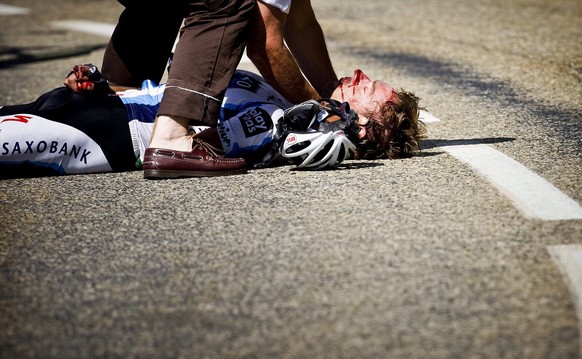 epa01801691 Saxo Bank rider Jens Voigt of Germany is attended to medics after a serious crash during the 16th stage of the Tour de France cycling race between Martigny in Switzerland and Bourg-Saint-M ...