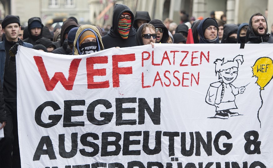 Teilnehmer der Anti-WEF Demo ziehen durch die Berner Innenstadt, am Samstag, 25. Januar 2014, in Bern. Die Kundgebungsteilnehmer riefen unter anderem die Parole &quot;Wipe out WEF&quot; und zuendeten  ...