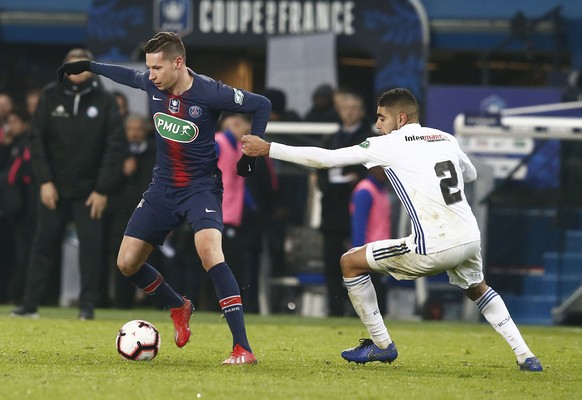 PSG&#039;s Julian Draxler, left, and Strasbourg&#039;s Ismael Aaneba challenge for the ball during the French Cup soccer match between Paris Saint Germain and Strasbourg at the Parc des Princes stadiu ...