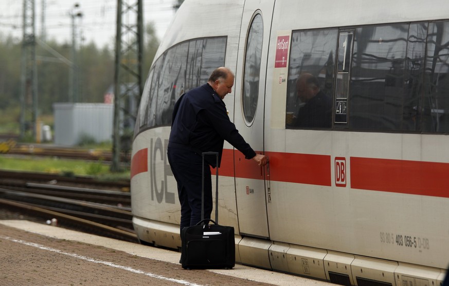 Die Türen der DB-Lokomotiven bleiben bis morgen früh zu – Lokomotivführer im Hauptbahnhof Dortmund.