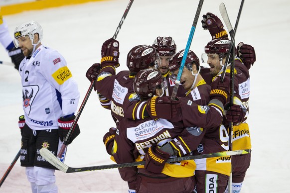Geneve-Servette&#039;s center Eliot Berthon #92 celebrates his goal with teammates after scoring the 1:0, during a National League regular season game of the Swiss Championship between Geneve-Servette ...
