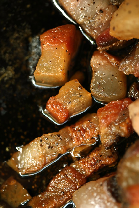 guanciale schweinebacke speck gebraten amatrice rom lazio carbonara pasta alla gricia essen kochen food