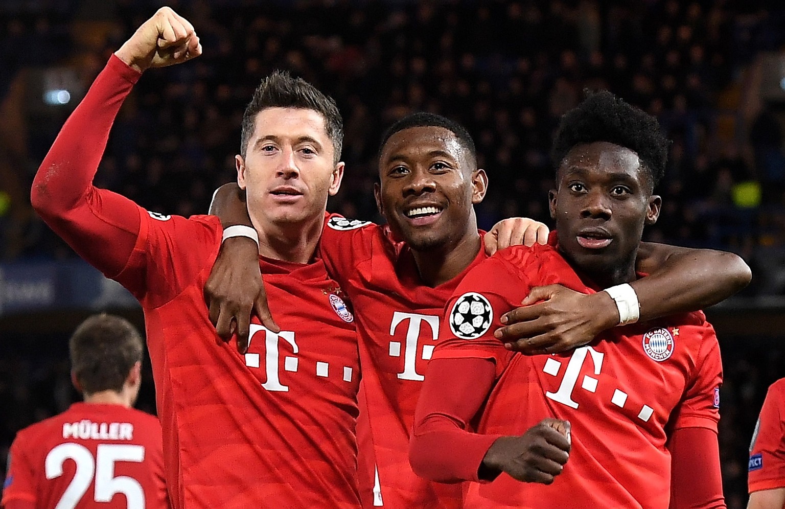 epa08247874 Bayern&#039;s Robert Lewandowski (L) celebrates scoring the third goal with Bayern&#039;s David Alaba (C) and Bayern&#039;s Alphonso Davies (R) during the UEFA Champions League Round of 16 ...