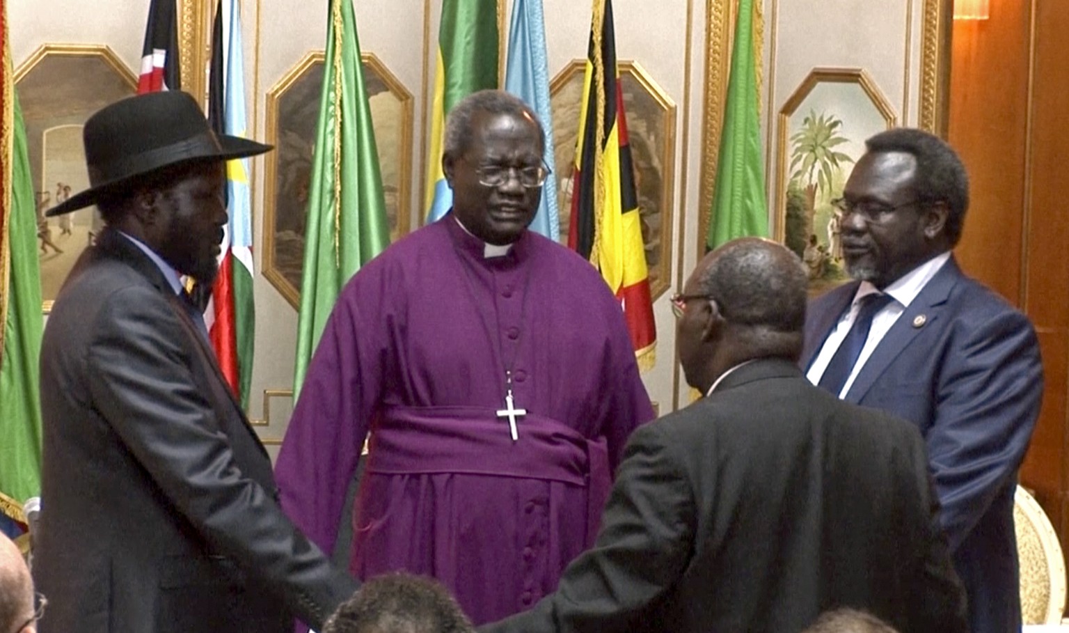 «Die Menschen im Südsudan brauchen keinen Krieg mehr»: Präsident Salva Kiir (links) und Rebellenführer Riek Machar überreichen die unterschriebenen Abkommen. (9. Mai 2014)