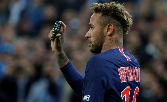 Neymar zeigt dem Ref eine Glasflasche, mit der er beim Eckball beworfen wurde.