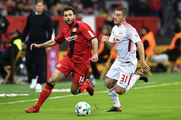 epa06337145 Leverkusen&#039;s Admir Mehmedi (L) in action against Leipzig&#039;s Diego Demme (R) during the German Bundesliga soccer match between Bayer Leverkusen and RB Leipzig at BayArena in Leverk ...