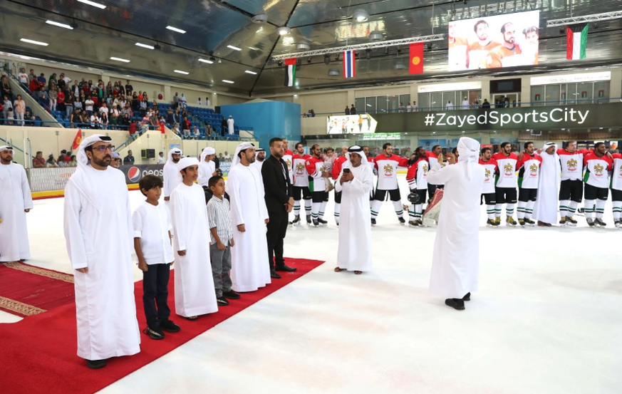 Doch, doch, das passt schon. Eishockey in einer Halle in Abu Dhabi. 2019 stiegen die Vereinigten Arabischen Emirate am Heimturnier in die vierthöchste Division auf.
