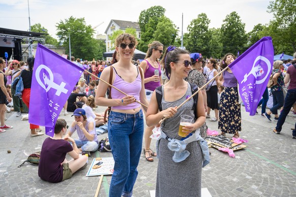 Frauen und Maenner treffen sich auf dem Helvetiaplatz anlaesslich des Frauenstreiks in der ganzen Schweiz, am Freitag, 14. Juni 2019, in Zuerich. (KEYSTONE/Melanie Duchene)